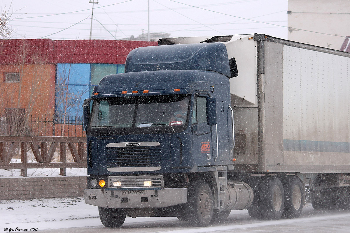 Хабаровский край, № Х 137 ОТ 27 — Freightliner Argosy