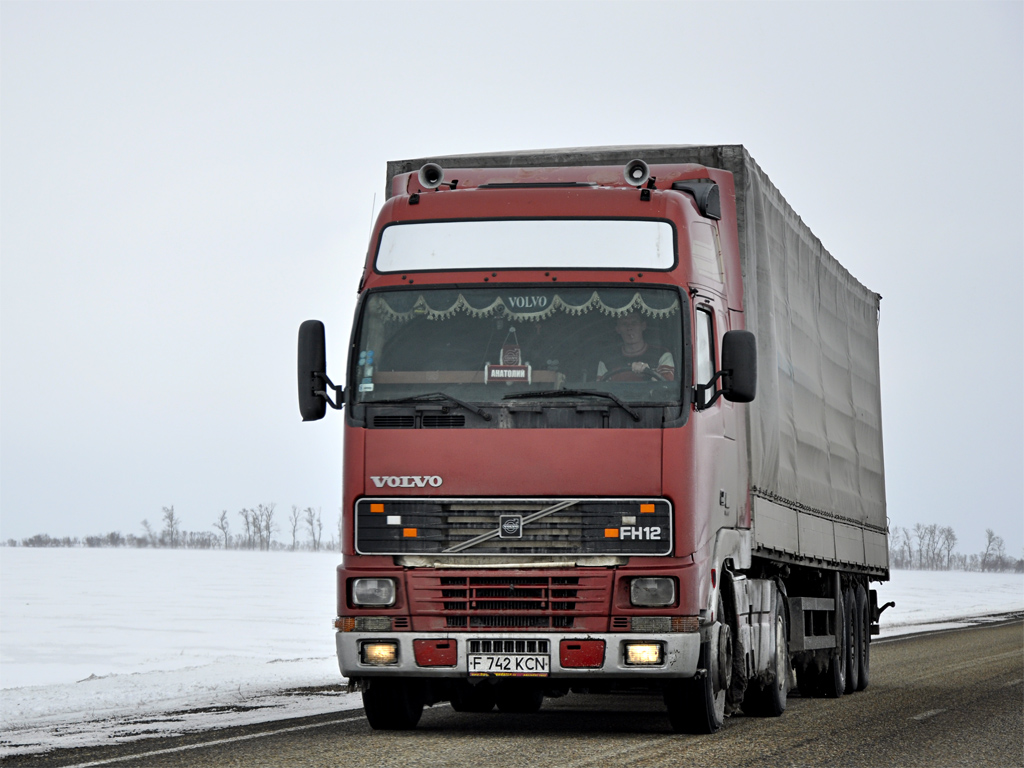 Восточно-Казахстанская область, № F 742 KCN — Volvo ('1993) FH-Series