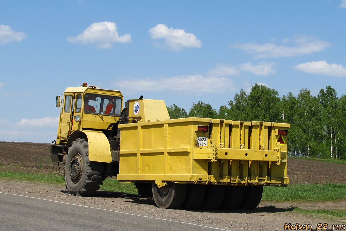 Алтайский край, № 4523 АУ 22 — МоАЗ-6442; Прицепы дорожные — Каток ДУ-16Д