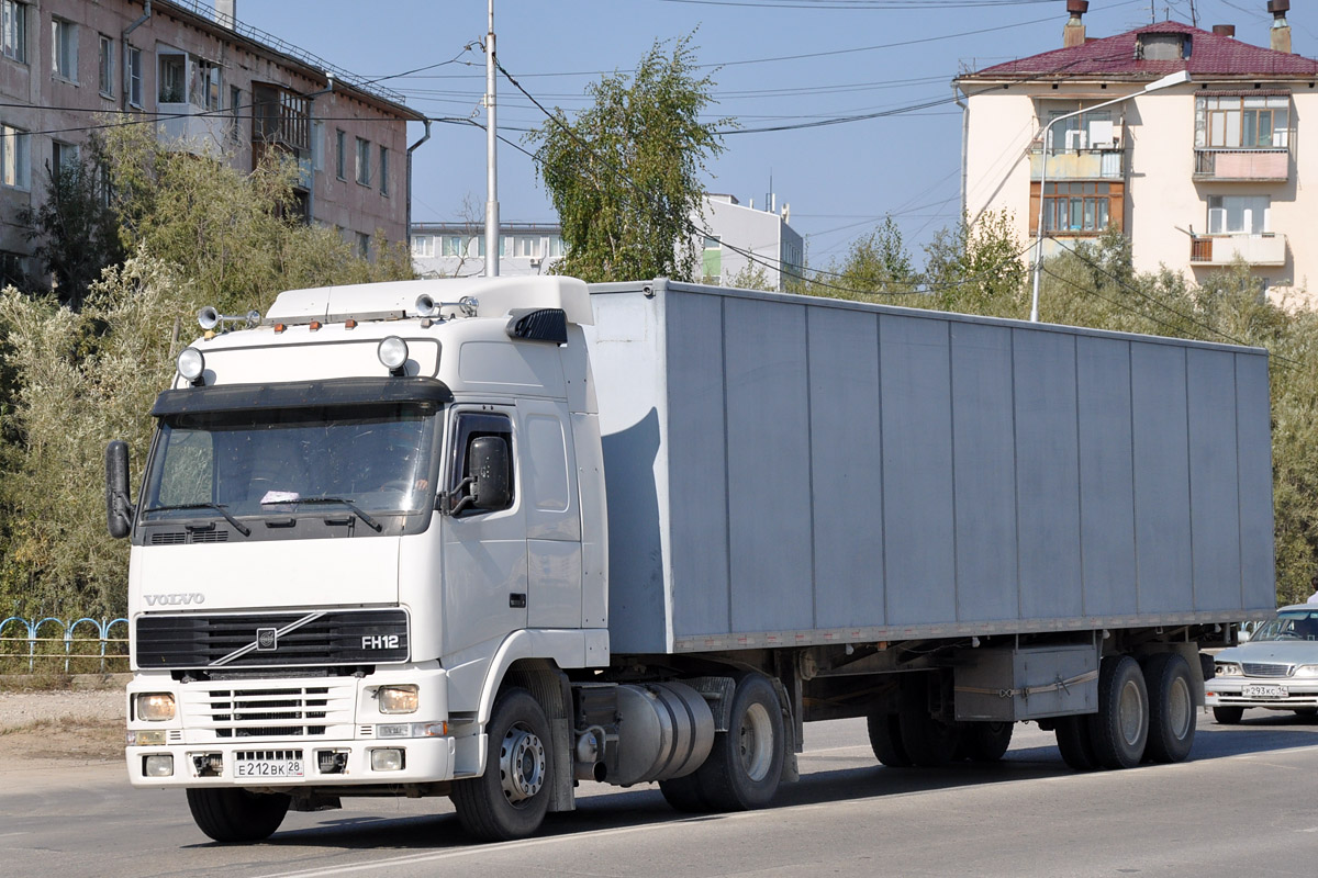 Амурская область, № Е 212 ВК 28 — Volvo ('1993) FH-Series