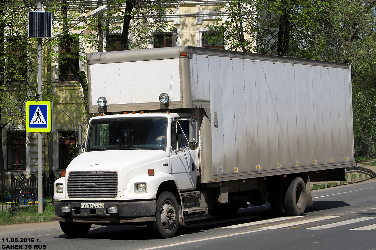 Архангельская область, № Н 913 ЕУ 29 — Freightliner Business Class FL