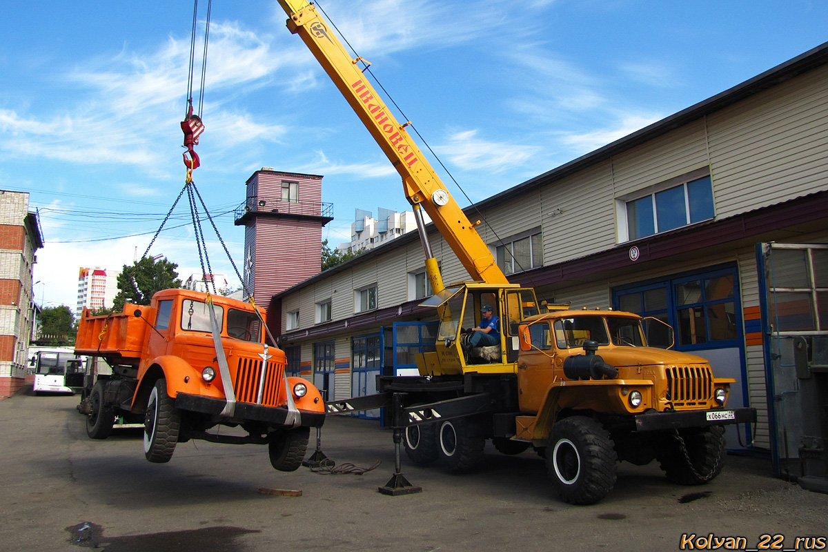 Алтайский край, № (22) Б/Н 0093 — МАЗ-200; Алтайский край, № Х 066 НС 22 — Урал-5557-10