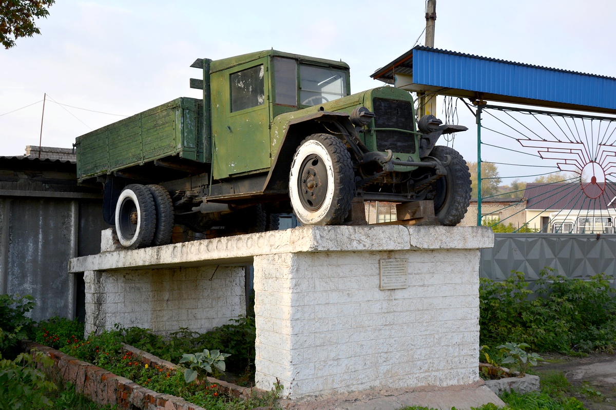 Кировская область, № (43) Б/Н 0009 — УралЗИС-5М; Кировская область — Автомобили на постаментах; Техника на постаментах, памятники (Кировская область)