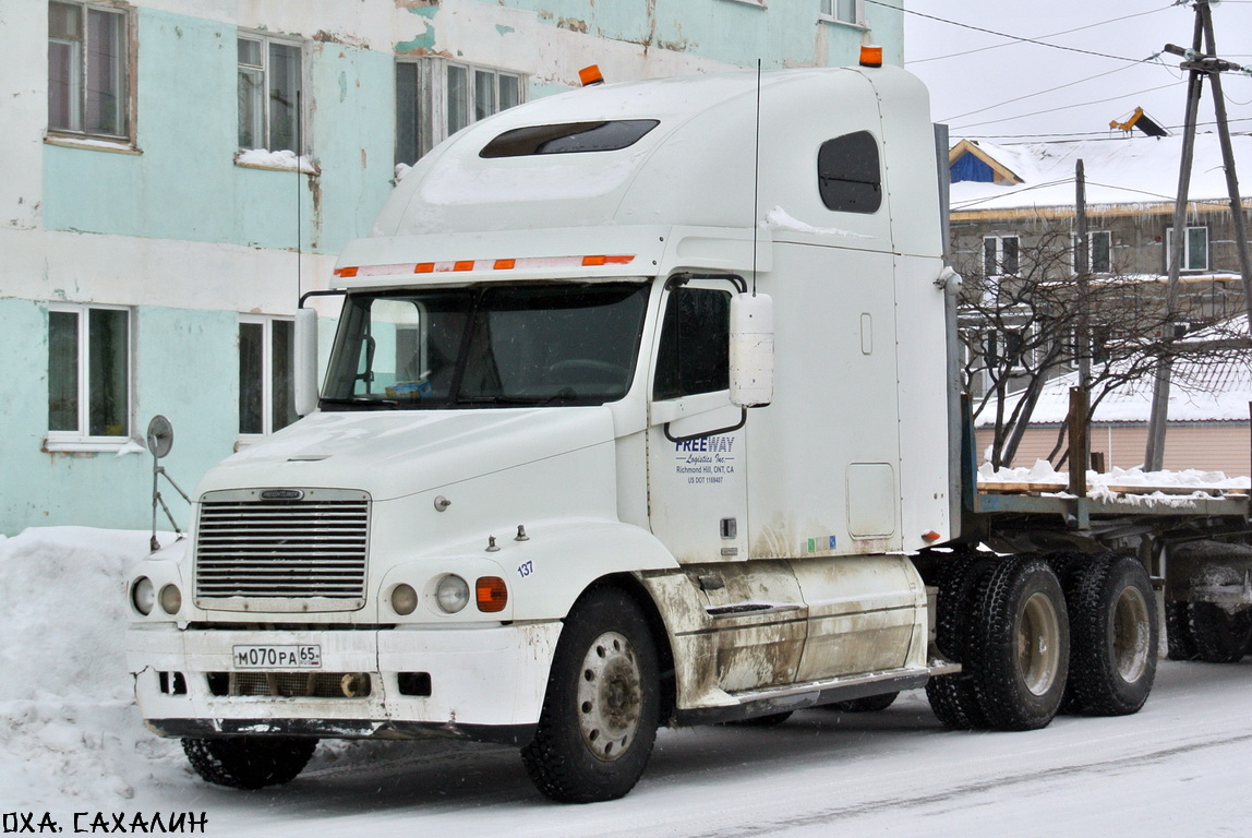 Сахалинская область, № М 070 РА 65 — Freightliner Century Class