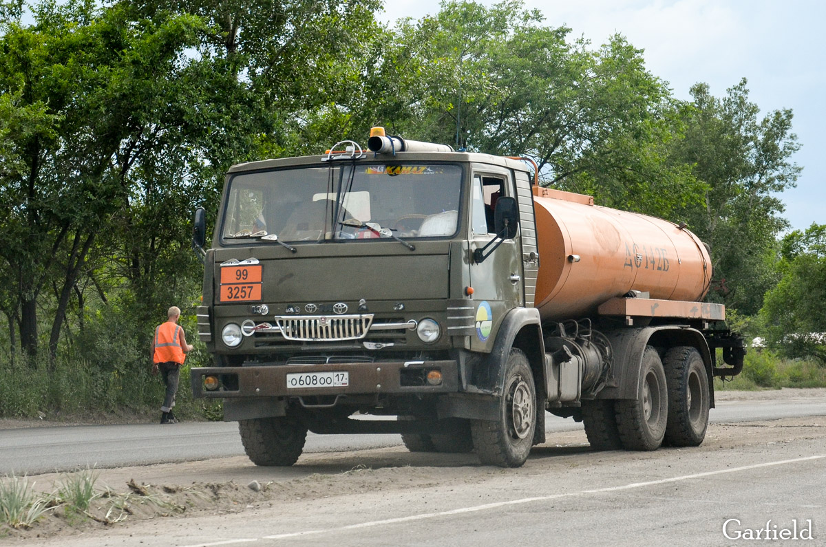 Тува, № О 608 ОО 17 — КамАЗ-53212