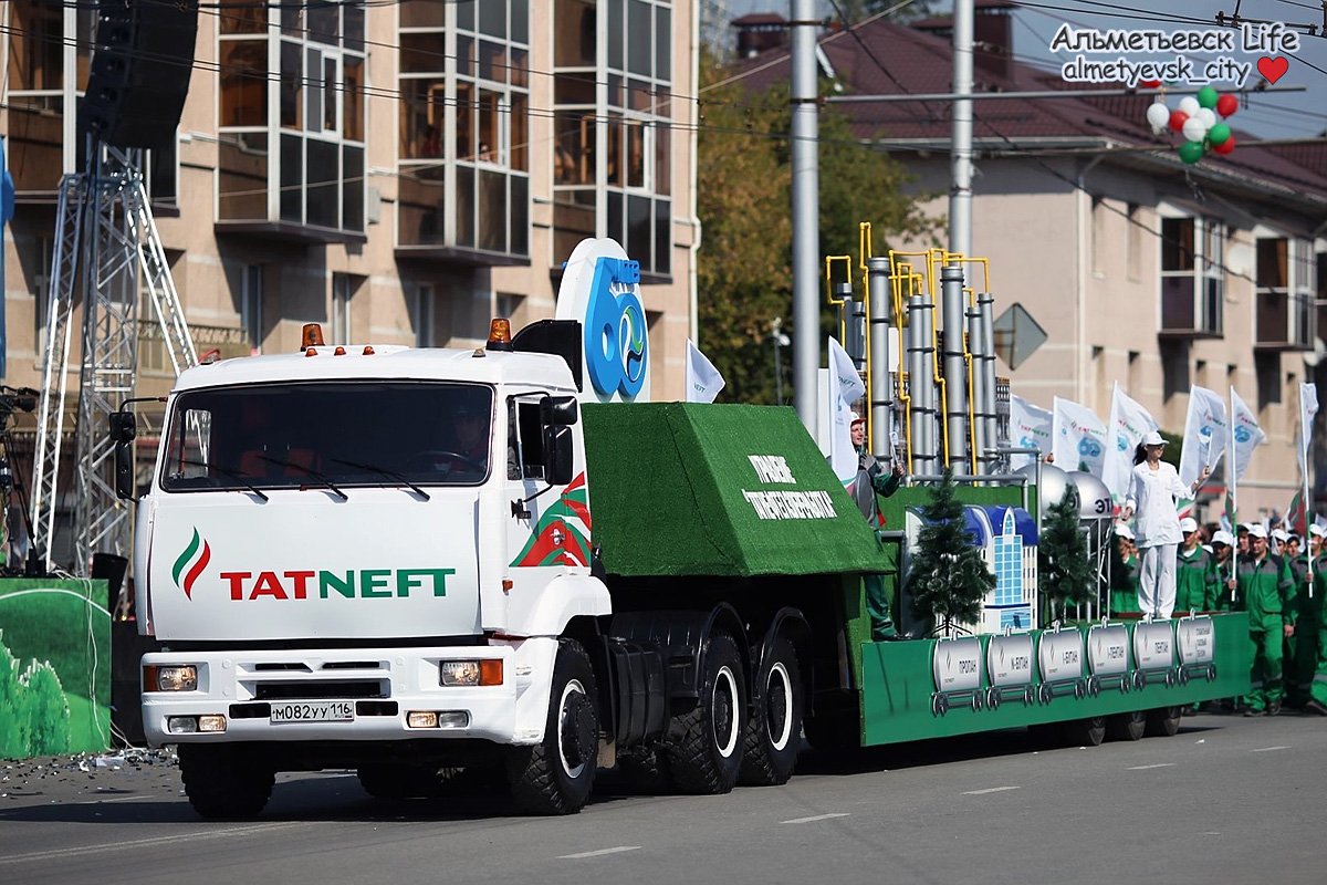 Татарстан, № М 082 УУ 116 — КамАЗ-6460 [646000]; Татарстан — Парад в г.Альметьевск ко Дню нефтяника и Дню города 2016