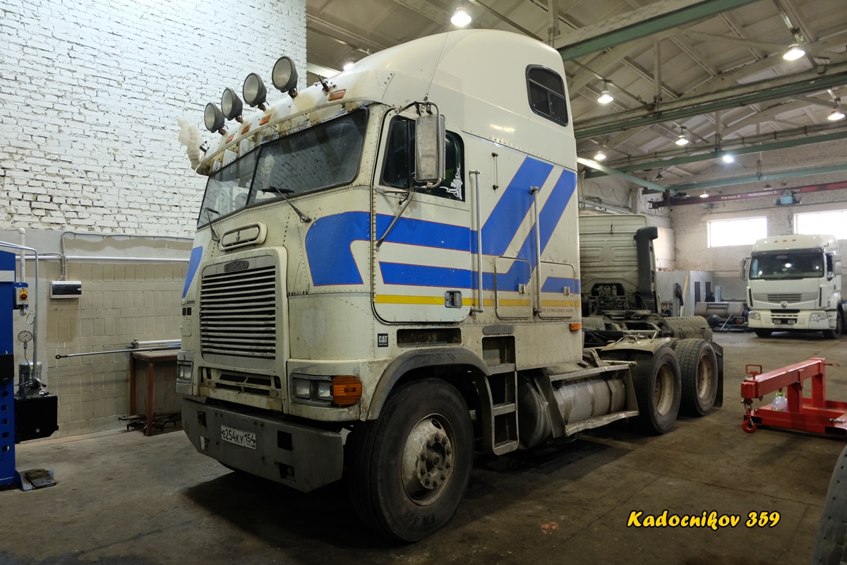 Новосибирская область, № В 254 КУ 154 — Freightliner FLB