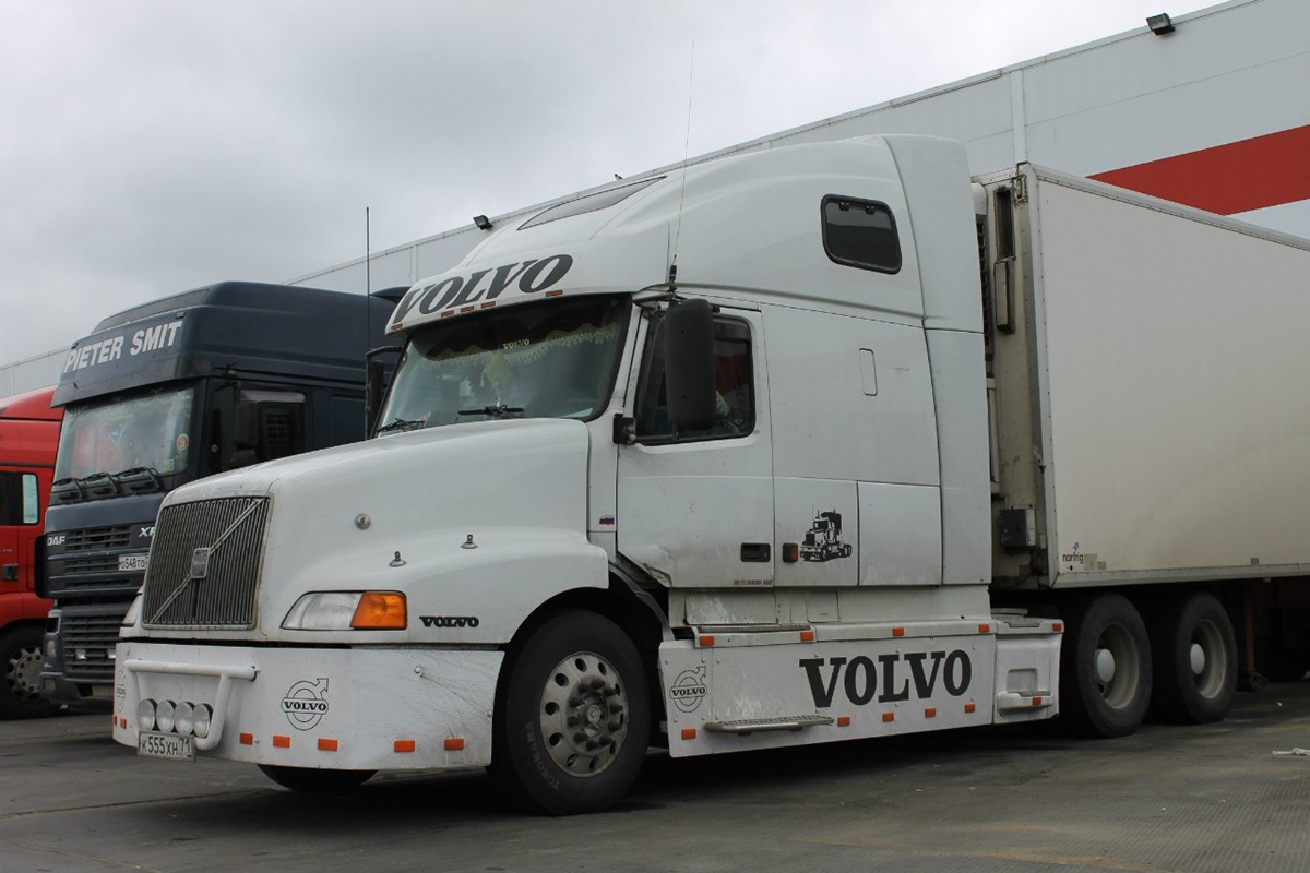 Тульская область, № К 555 ХН 71 — Volvo VNL660