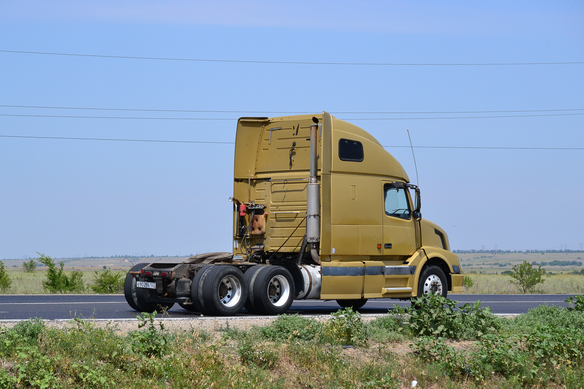 Краснодарский край, № Е 902 ТВ 123 — Volvo VNL670