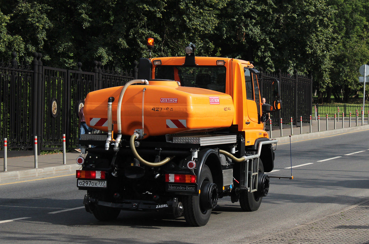 Москва, № 427-4Д — Mercedes-Benz Unimog U400