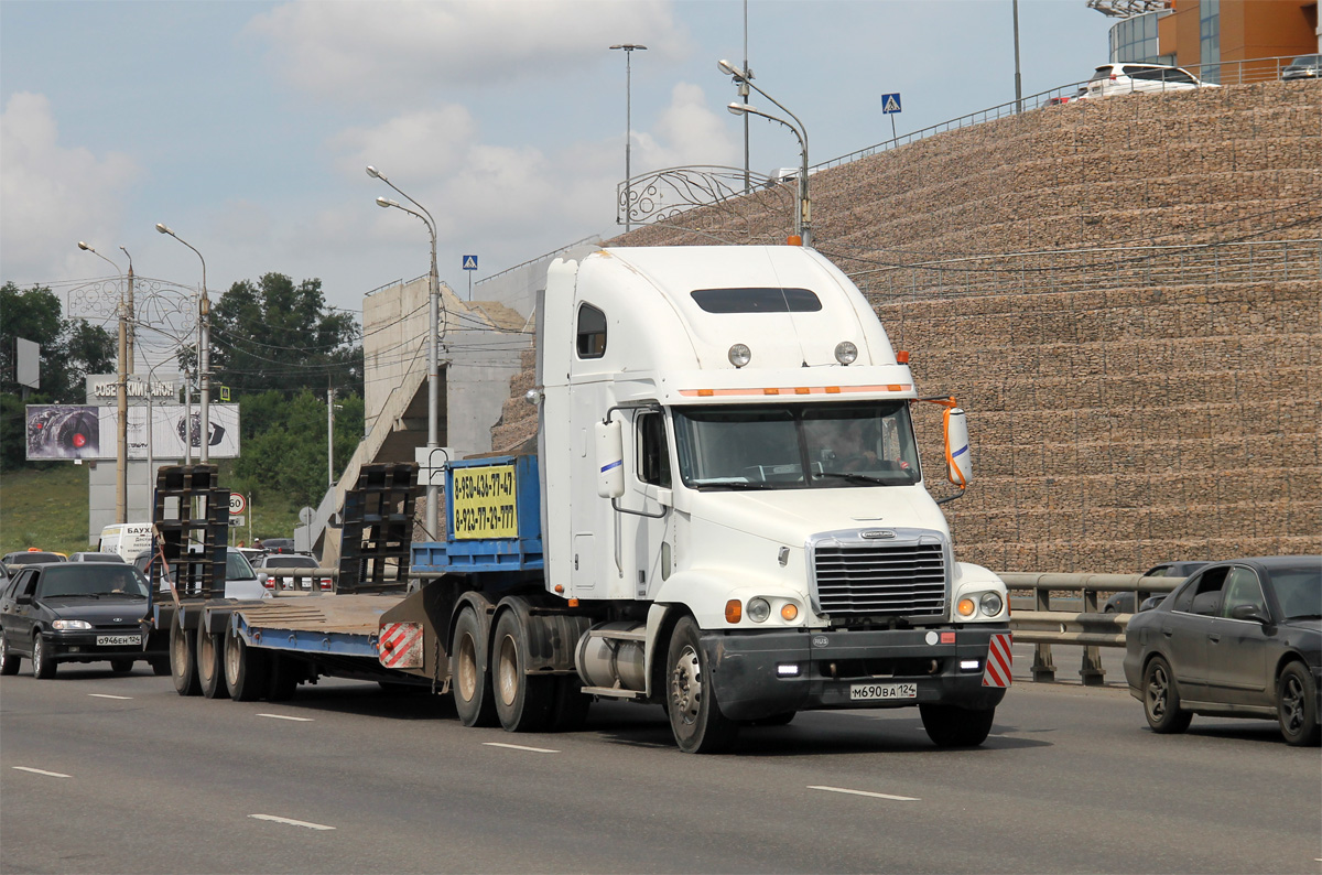 Красноярский край, № М 690 ВА 124 — Freightliner Century Class