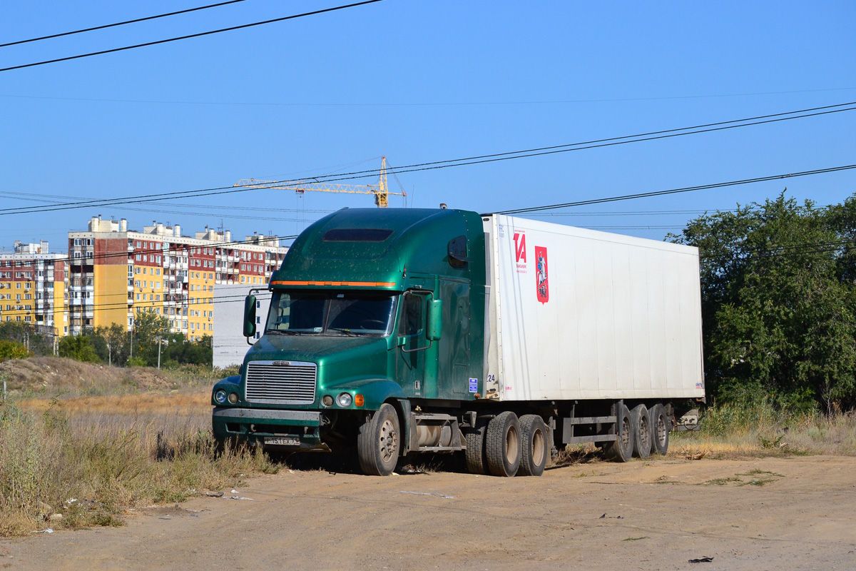 Мурманская область, № Р 151 ЕХ 51 — Freightliner Century Class