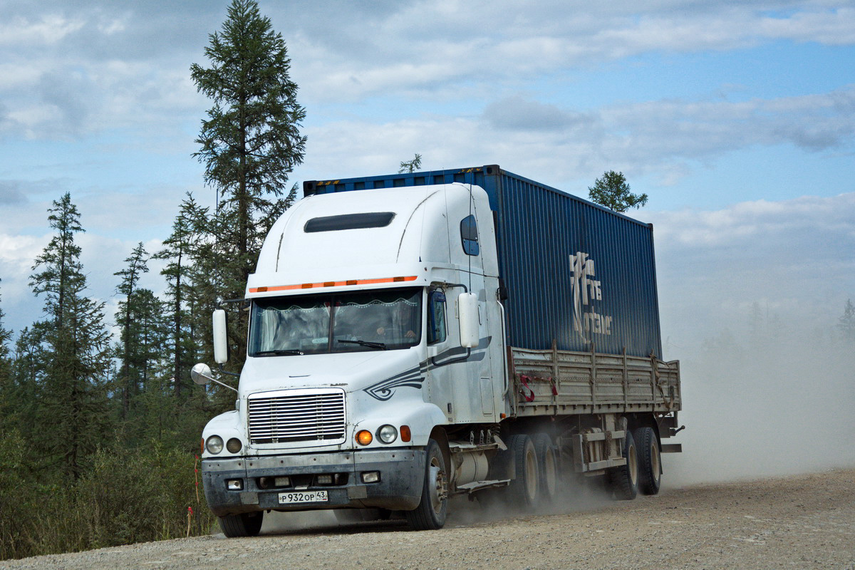 Кировская область, № Р 932 ОР 43 — Freightliner Century Class