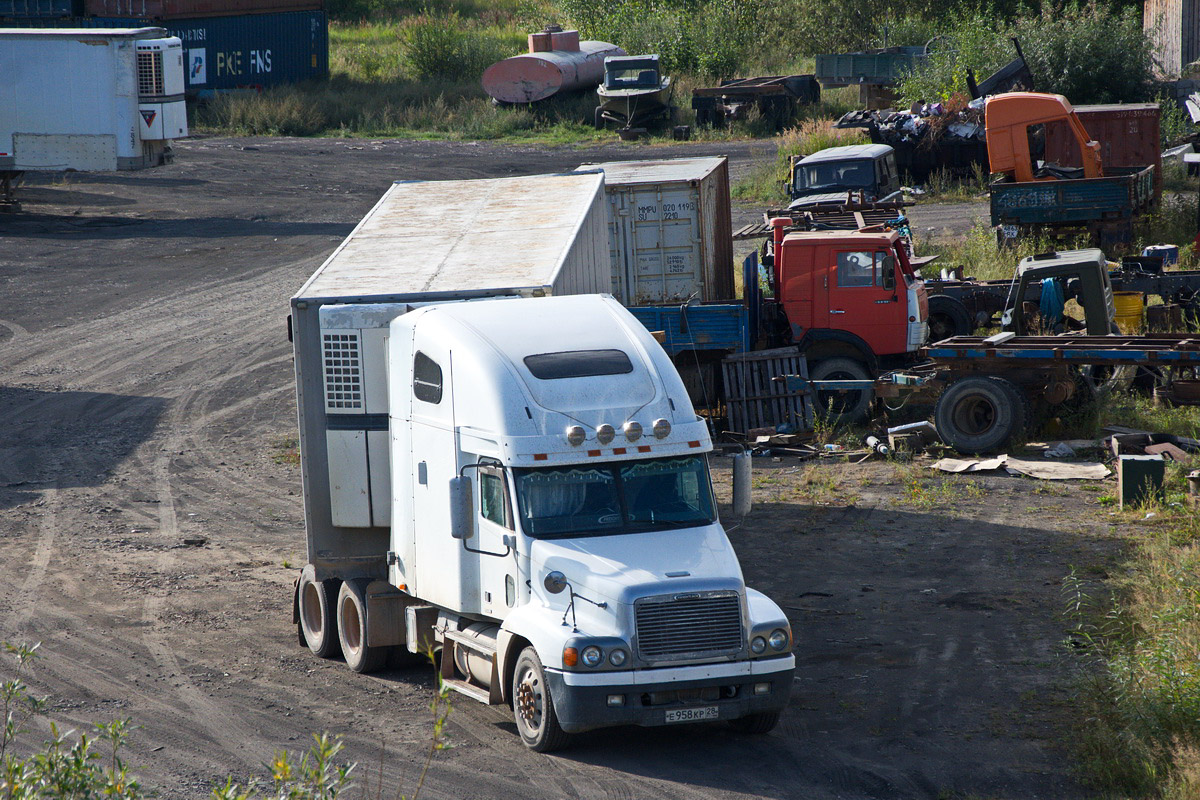 Амурская область, № Е 958 КР 28 — Freightliner Century Class