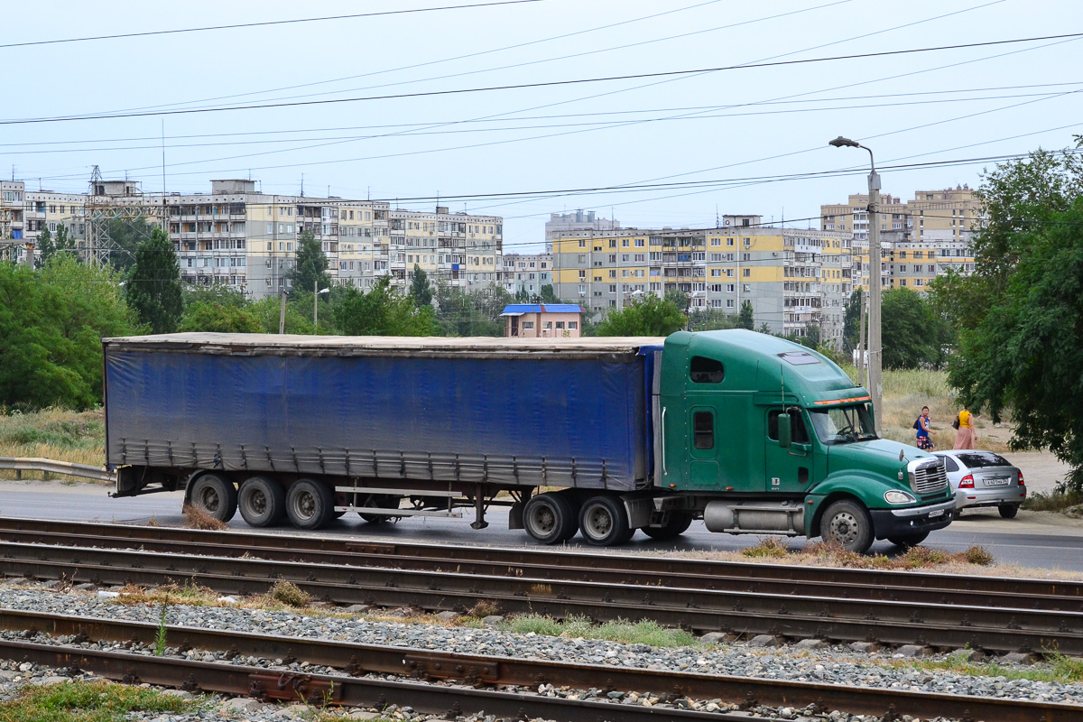 Волгоградская область, № М 888 ЕО 34 — Freightliner Columbia