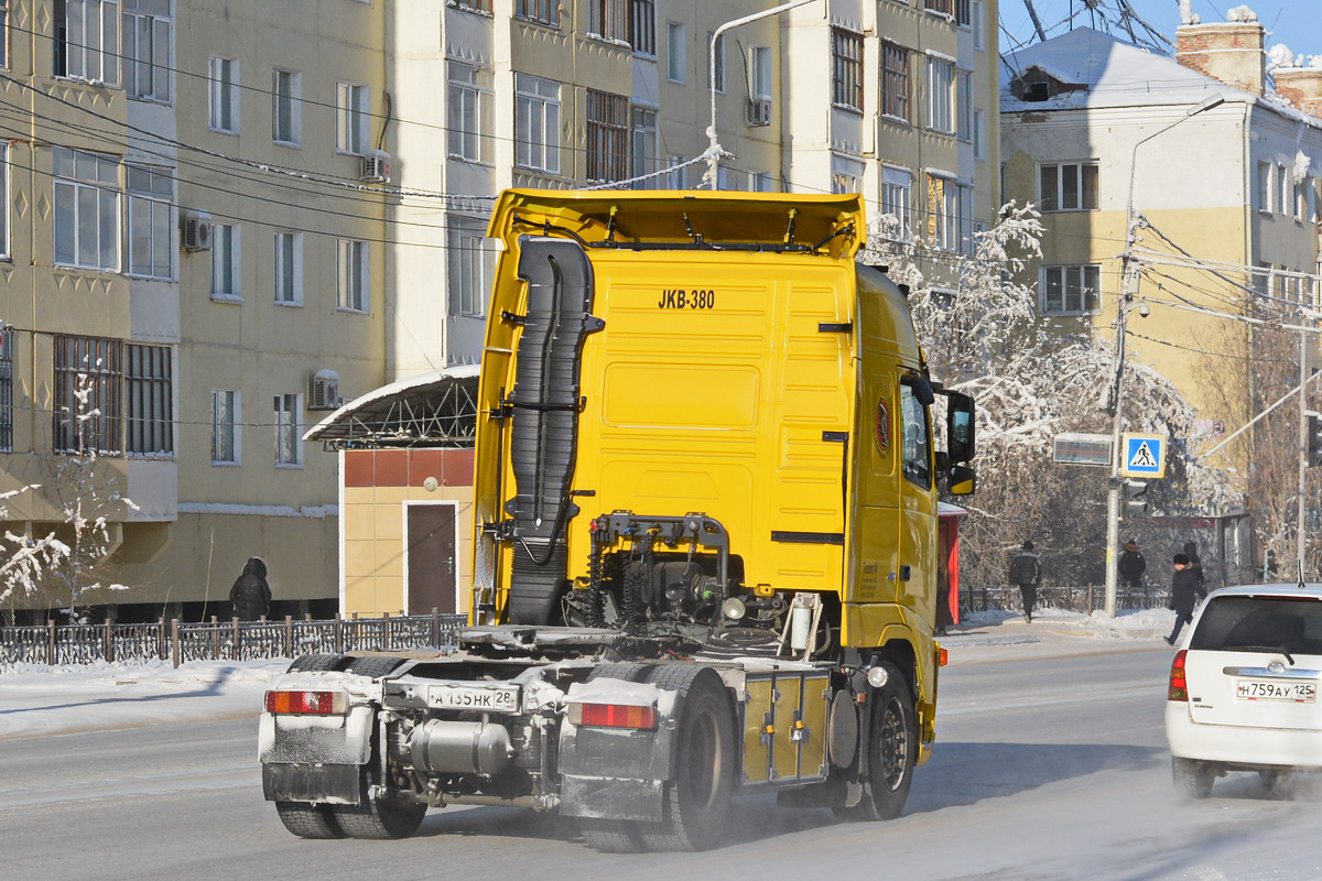 Амурская область, № А 135 НК 28 — Volvo ('2002) FH12.420