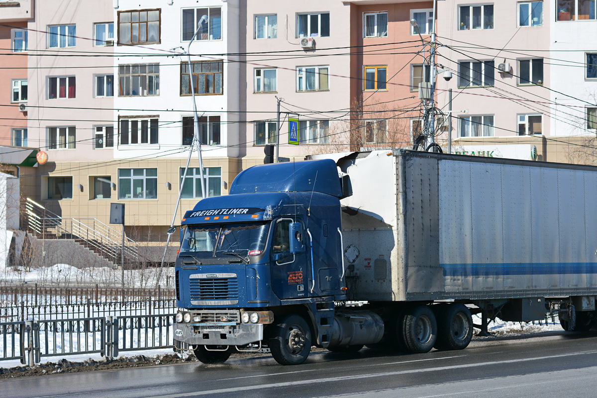 Хабаровский край, № Х 137 ОТ 27 — Freightliner Argosy