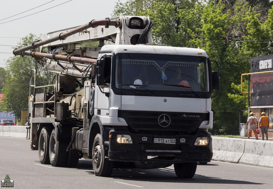 Алматы, № 913 AT 02 — Mercedes-Benz Actros ('2003) 3236