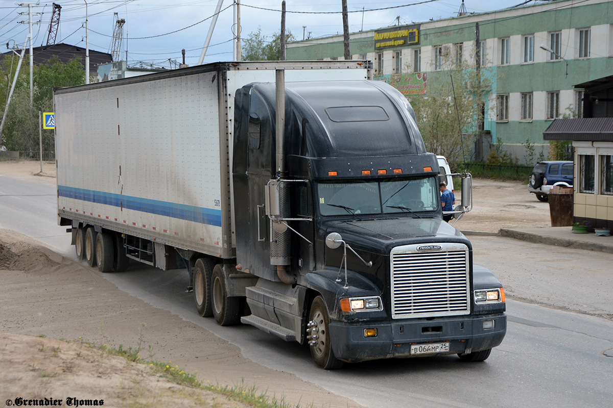 Приморский край, № В 064 МР 25 — Freightliner FLD 120