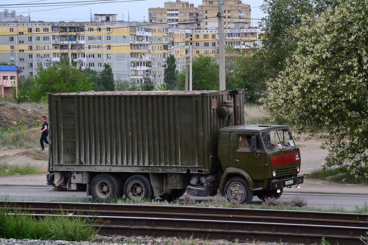 Волгоградская область, № Е 228 МХ 34 — КамАЗ-53212