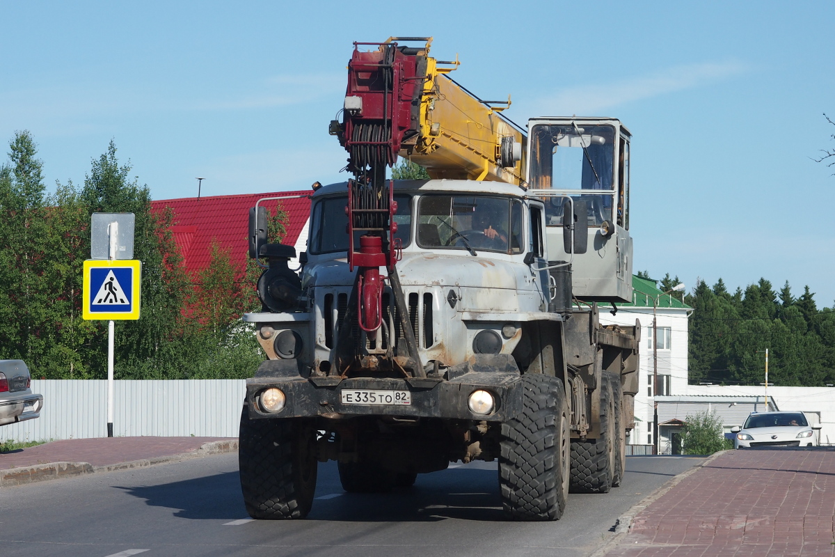 Ханты-Мансийский автоном.округ, № Е 335 ТО 82 — Урал-4320-40