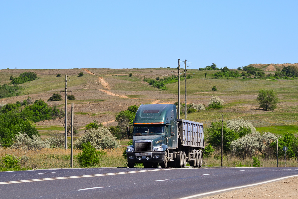 Ульяновская область, № В 903 НХ 73 — Freightliner Columbia