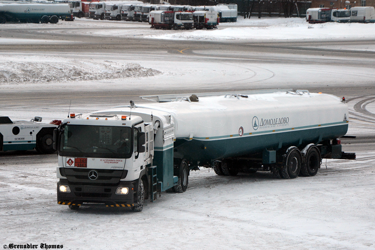 Московская область, № 04957 — Mercedes-Benz Actros ('2009) 2032