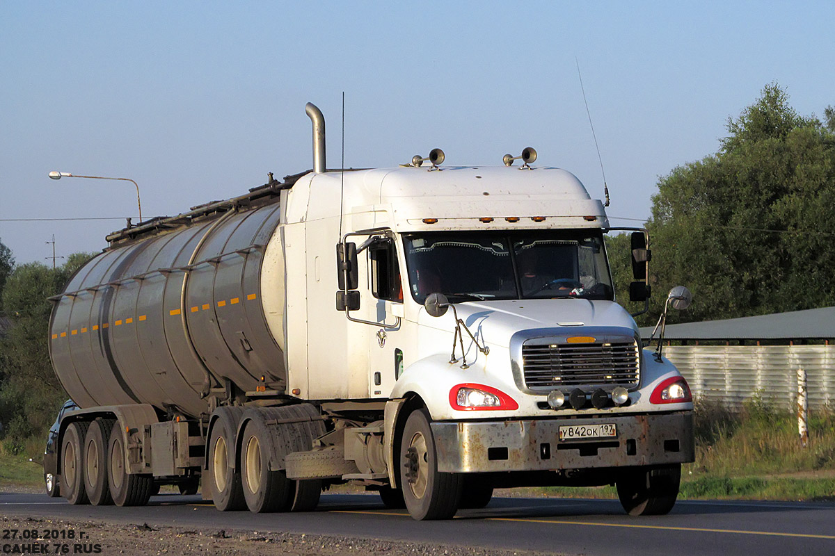 Москва, № У 842 ОК 197 — Freightliner Columbia