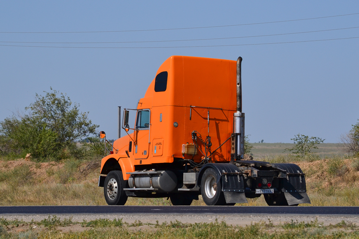 Волгоградская область, № Н 827 ТХ 31 — Freightliner FLD 120 SD