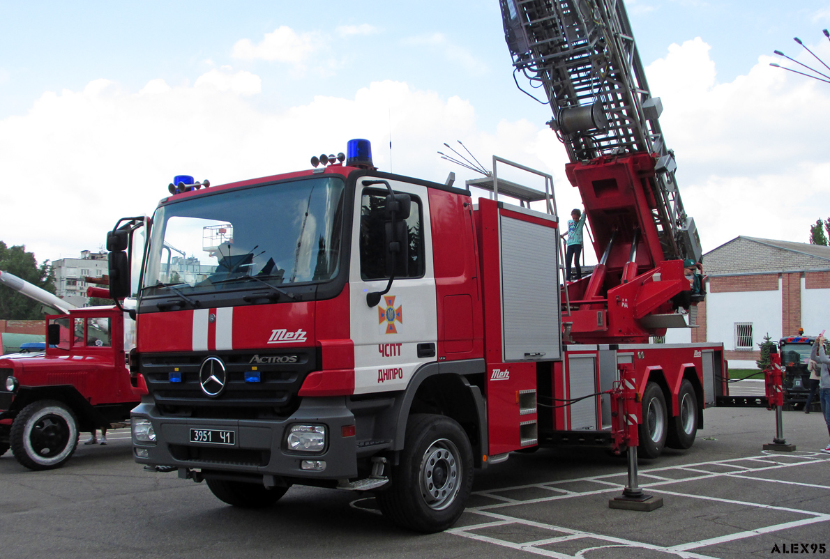 Днепропетровская область, № 3951 Ч1 — Mercedes-Benz Actros ('2003) 2631