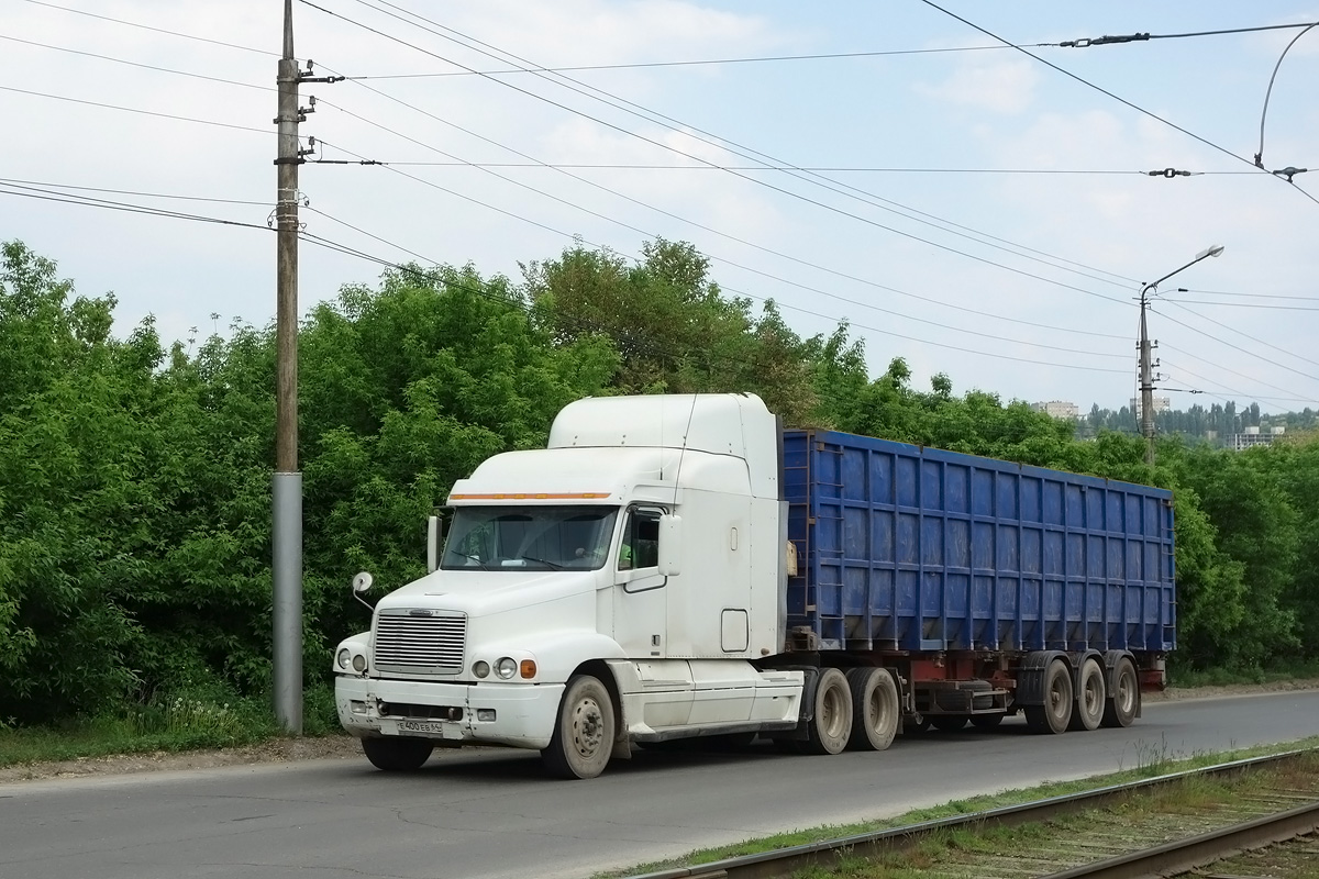 Саратовская область, № Е 400 ЕВ 64 — Freightliner Century Class