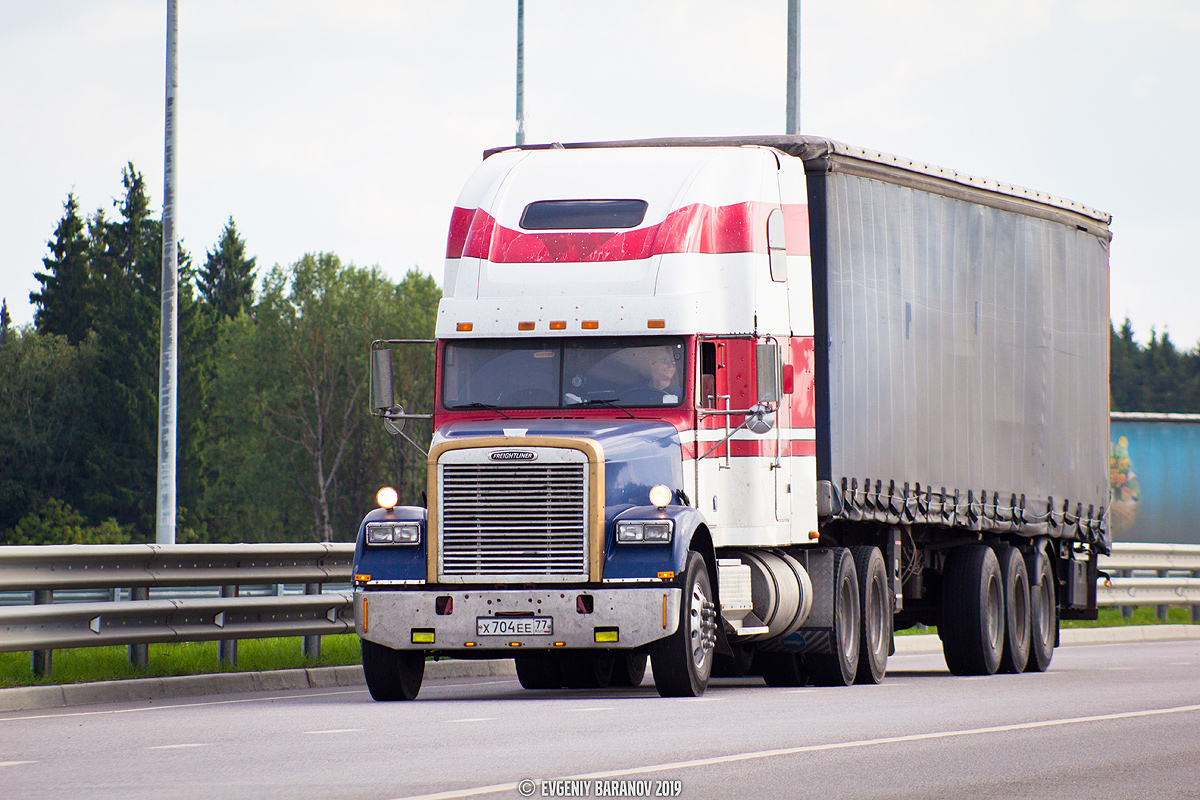 Москва, № Х 704 ЕЕ 77 — Freightliner FLD 120