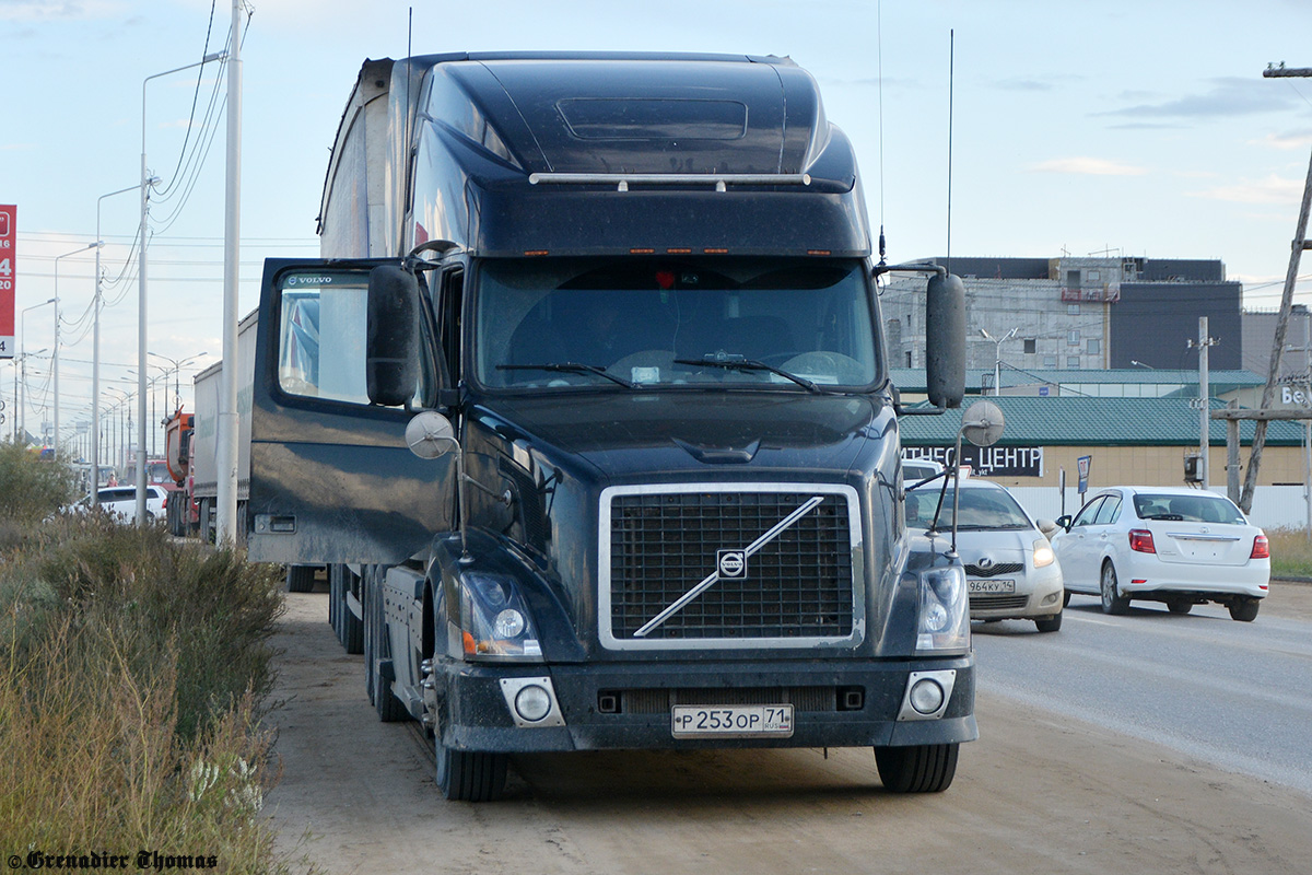 Тульская область, № Р 253 ОР 71 — Volvo VNL780