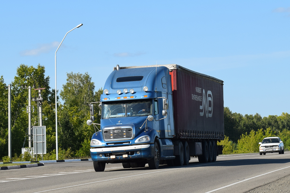 Новосибирская область, № Р 764 ОР 154 — Freightliner Columbia