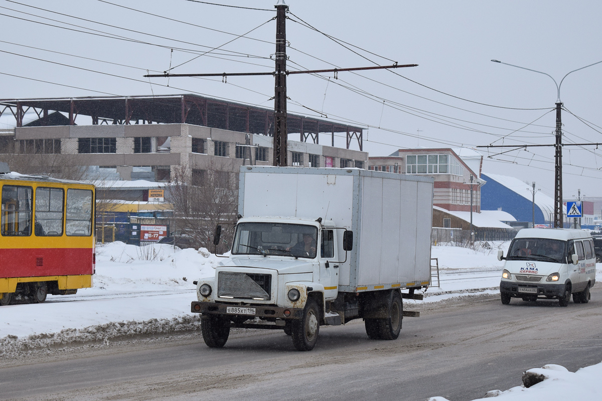 Алтайский край, № Е 885 ХТ 196 — ГАЗ-3307