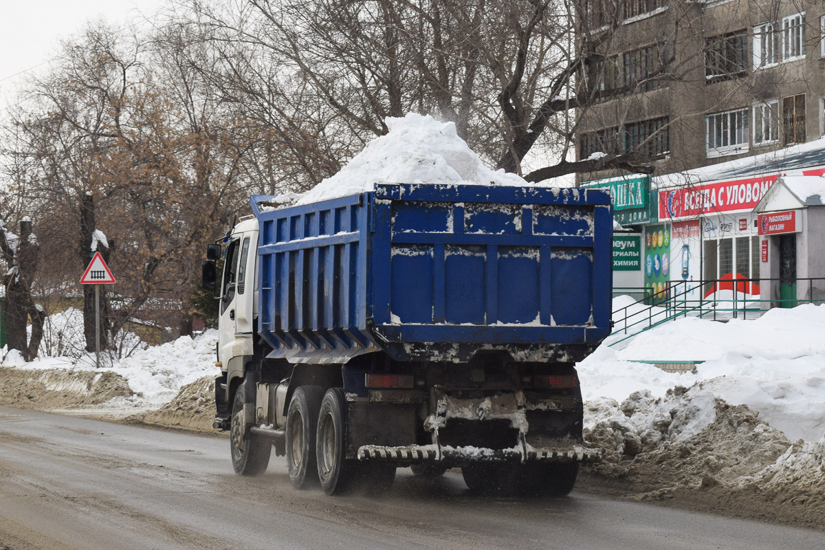 Алтайский край, № Н 333 УК 22 — Isuzu Giga CYZ