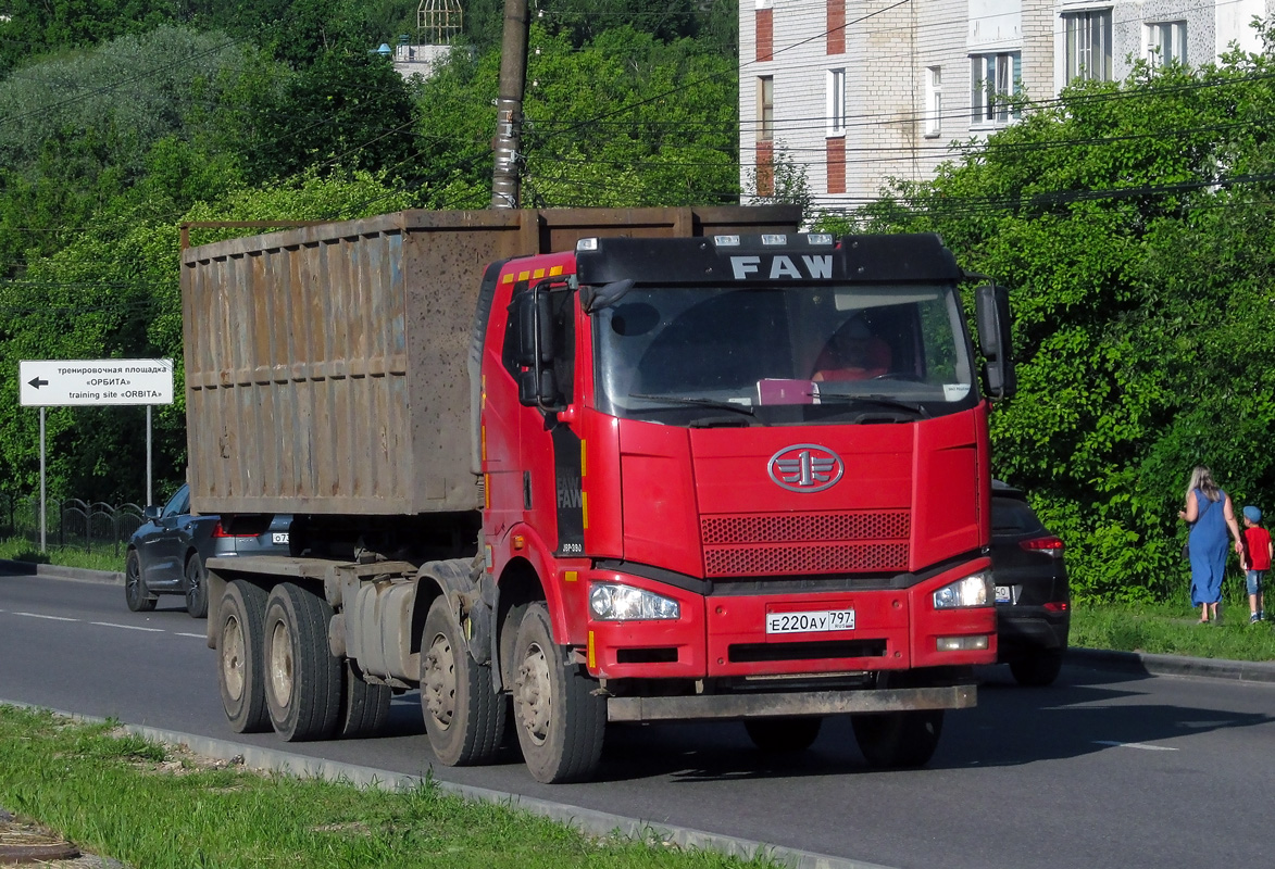 Москва, № Е 220 АУ 797 — FAW J6 CA3310