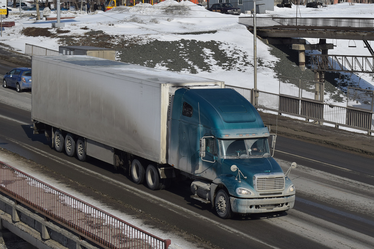 Алтайский край, № К 677 РТ 22 — Freightliner Columbia