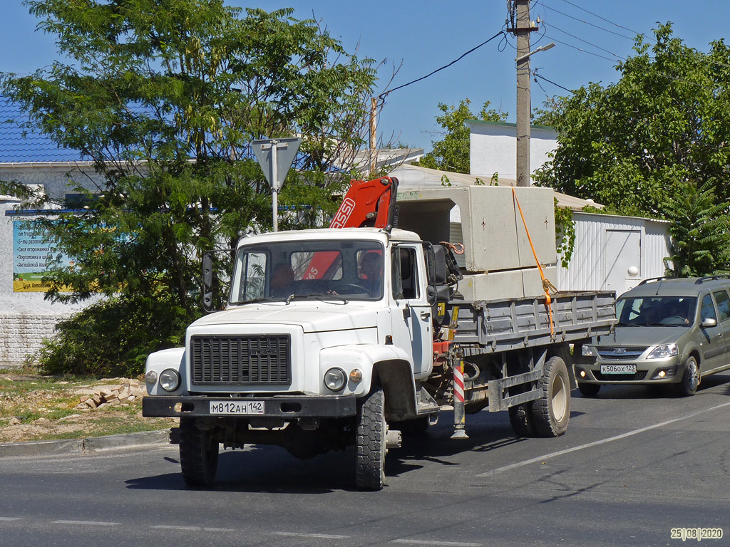 Севастополь, № М 812 АН 142 — ГАЗ-3308 (общая модель)