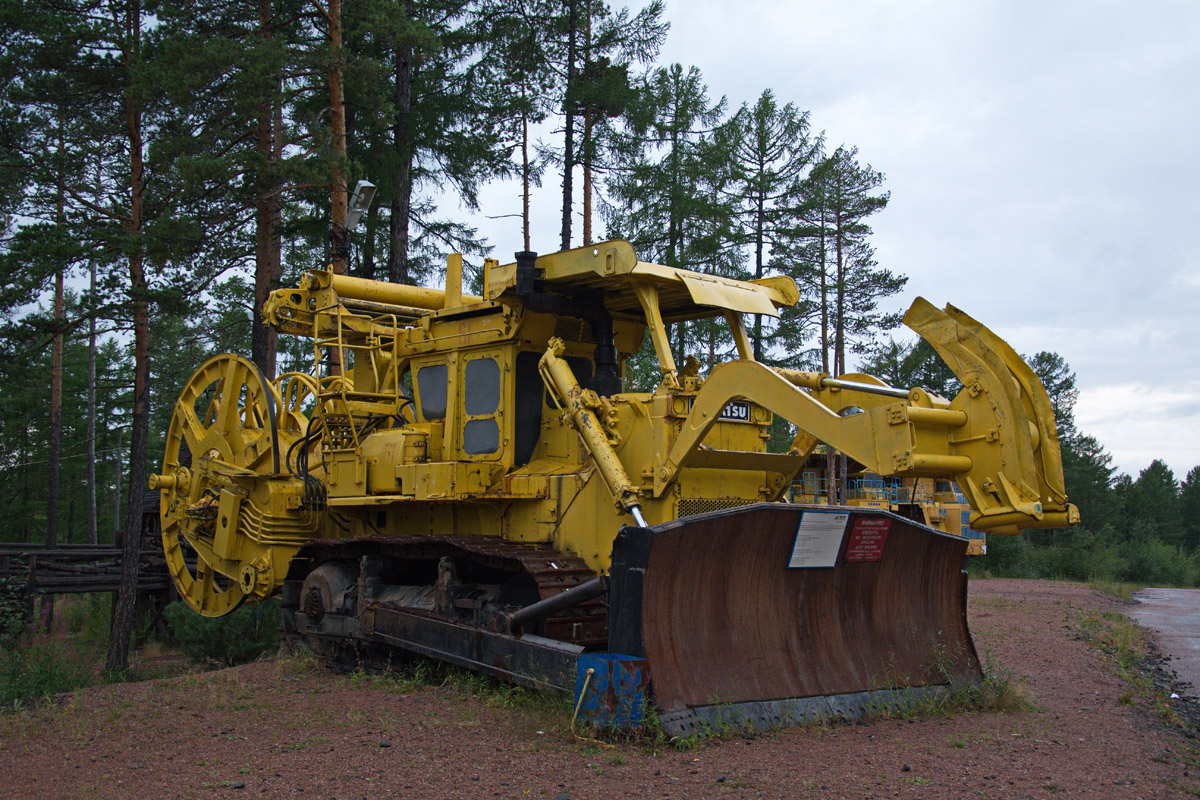 Саха (Якутия), № (14) Б/Н СТ 0006 — Komatsu D355; Техника на постаментах, памятники (Саха (Якутия))