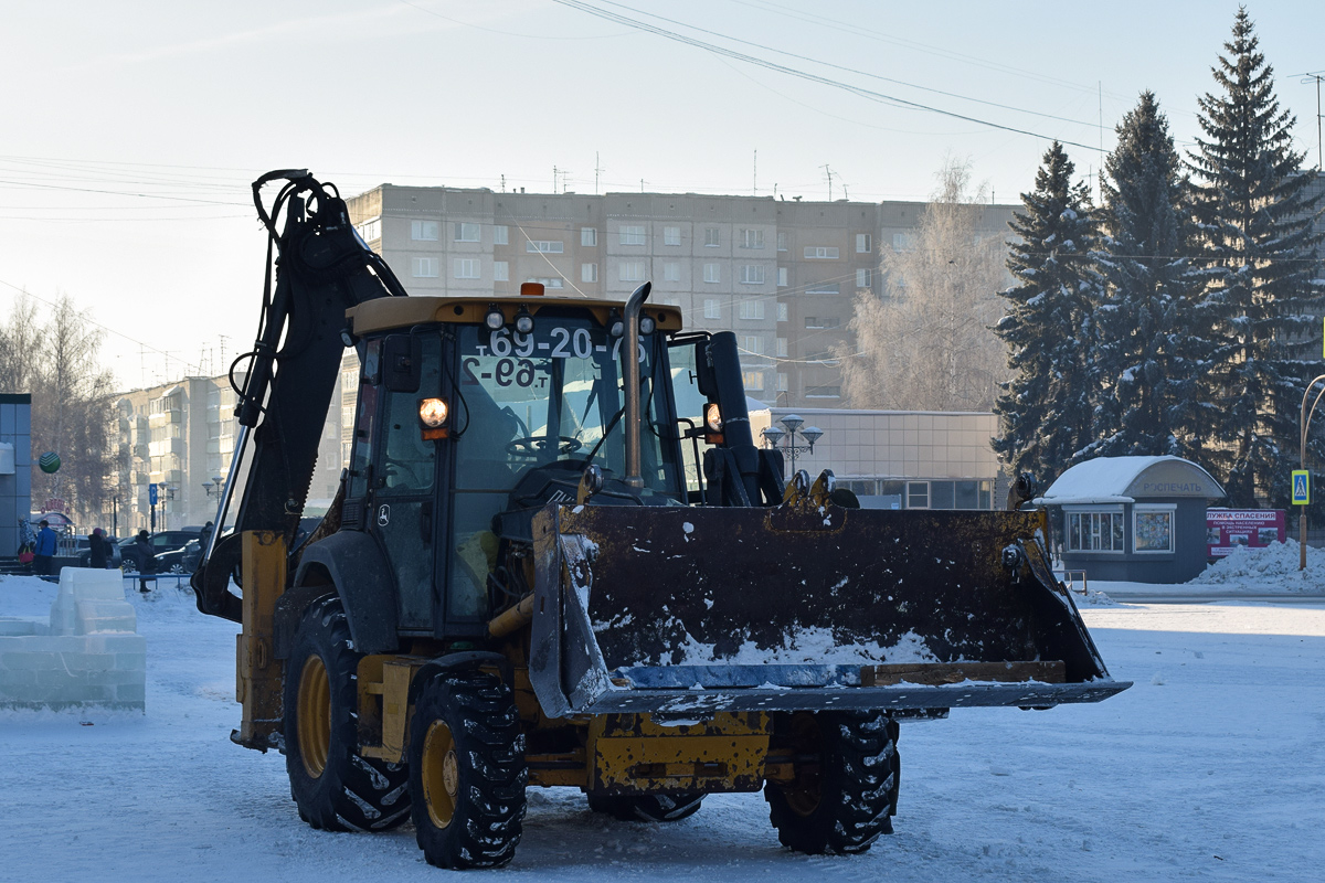 Алтайский край, № 2464 ЕЕ 22 — John Deere 325J