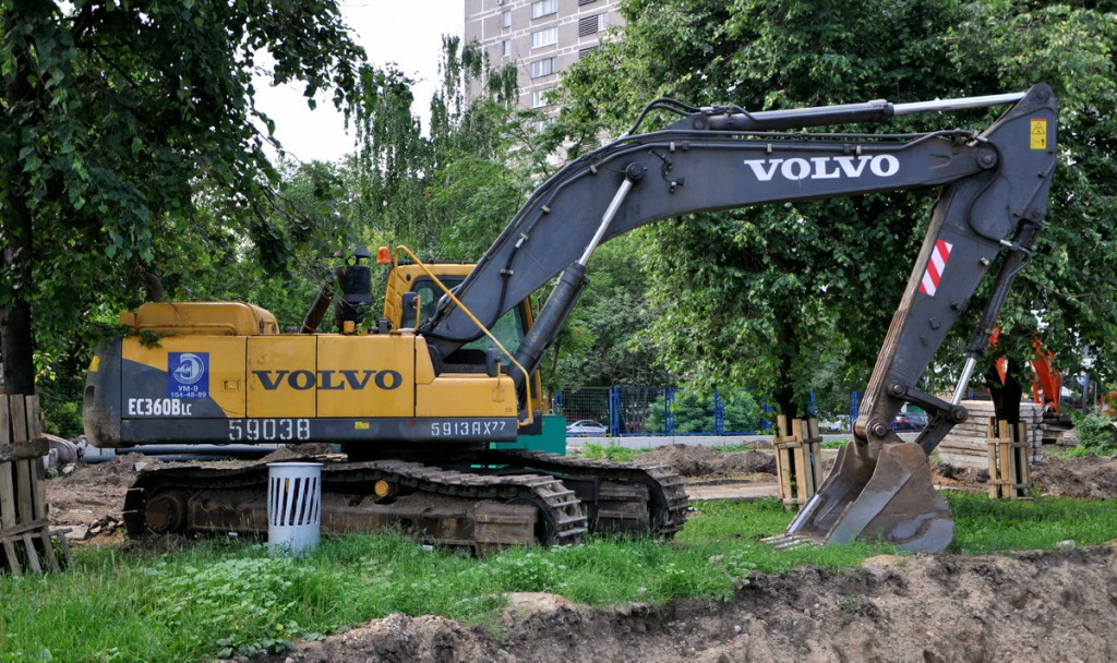 Москва, № 8932 ВН 77 — Volvo EC360