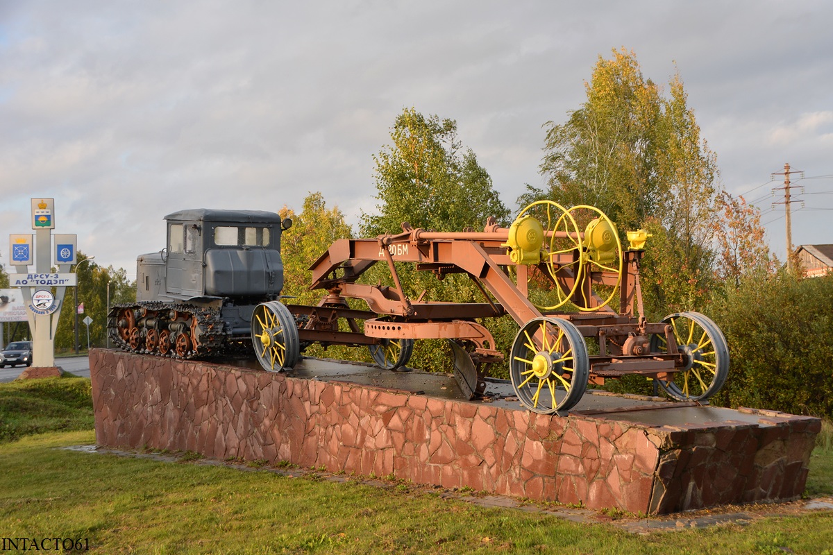 Тюменская область, № (72) Б/Н СТ 0019 — Т-74 (ХТЗ); Техника на постаментах, памятники (Тюменская область); Прицепы дорожные — Грейдеры прицепные (общая); Тюменская область — Спецтехника на постаментах