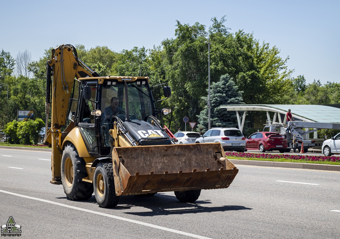 Алматы, № APD 411 A — Caterpillar 428