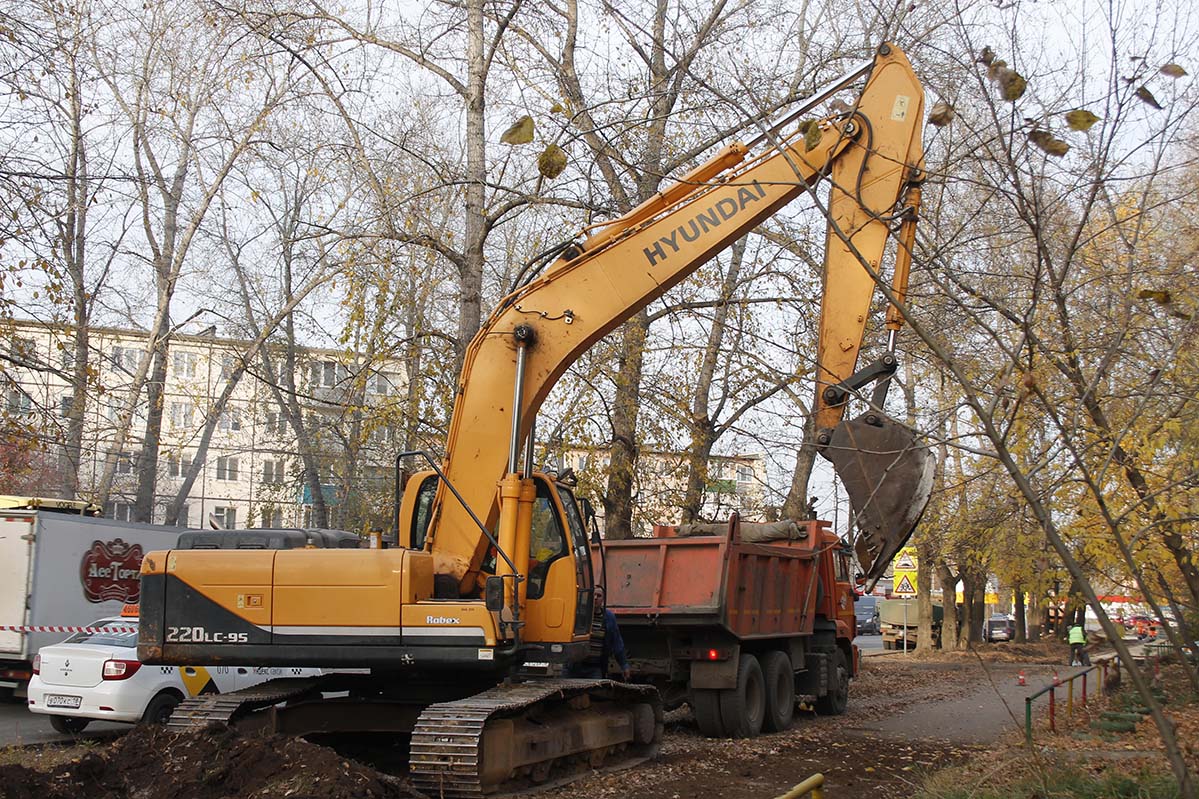 Удмуртия, № 6588 УС 18 — Hyundai R220LC