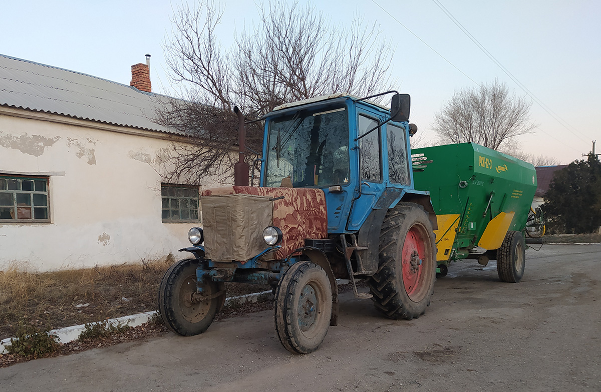 Луганская область, № 2359 АА — МТЗ-80; Прицепы сельскохозяйственные — Кормораздатчики (общая)