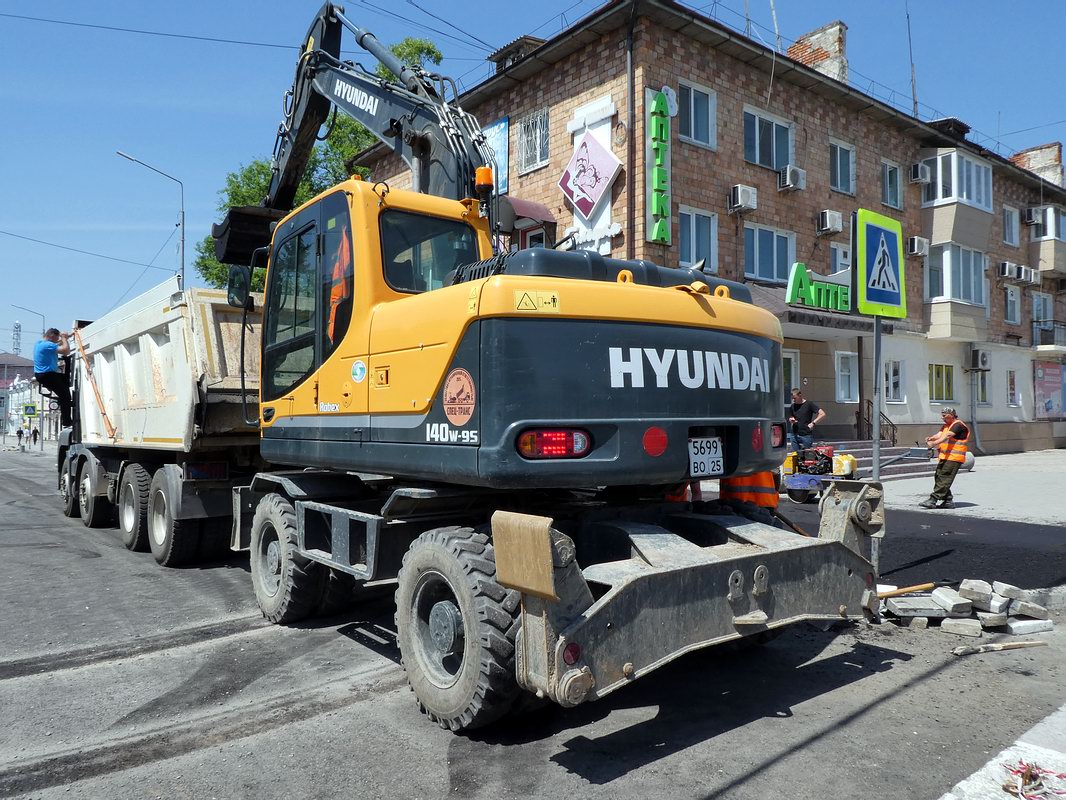 Приморский край, № 5699 ВО 25 — Hyundai R140W