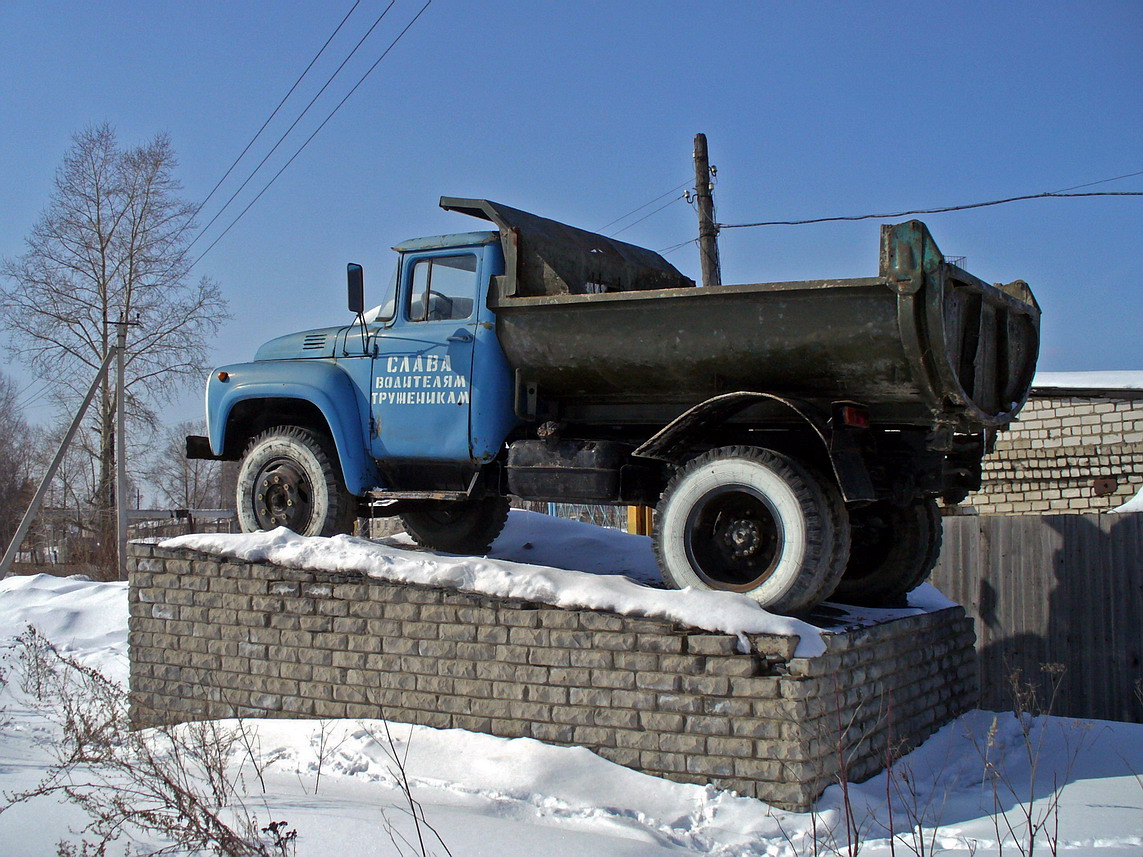 Кировская область, № (43) Б/Н 0071 — ЗИЛ-130Д1; Кировская область — Автомобили на постаментах; Техника на постаментах, памятники (Кировская область)