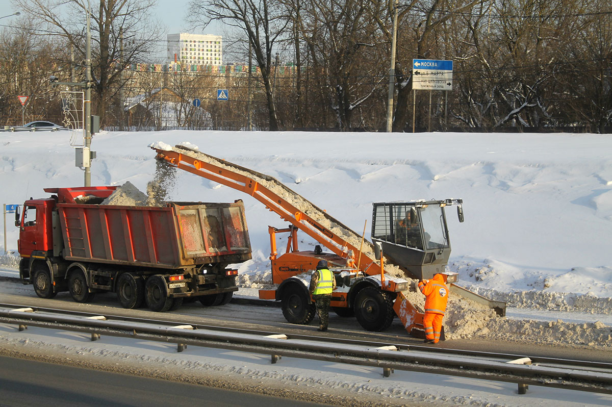 Московская область, № Х 586 ТХ 750 — МАЗ-6516C9; Московская область, № (50) Б/Н СТ 0058 — DM-09