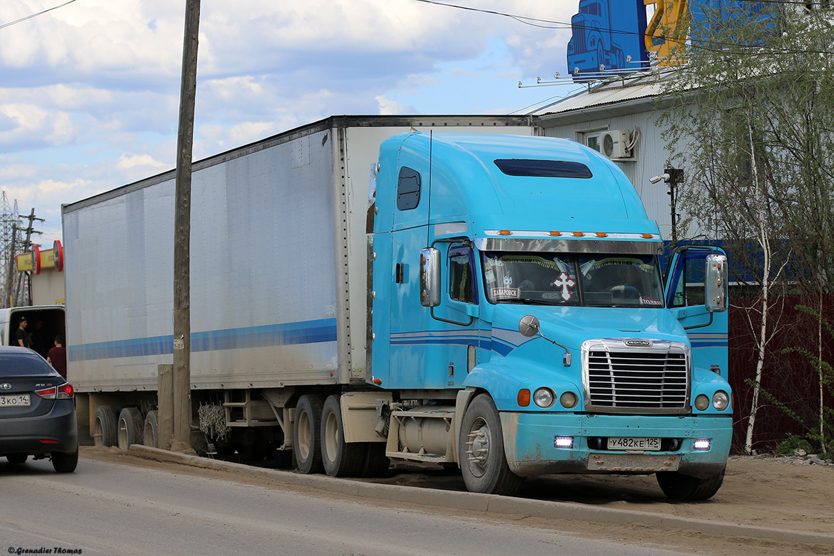 Хабаровский край, № У 482 КЕ 125 — Freightliner Century Class